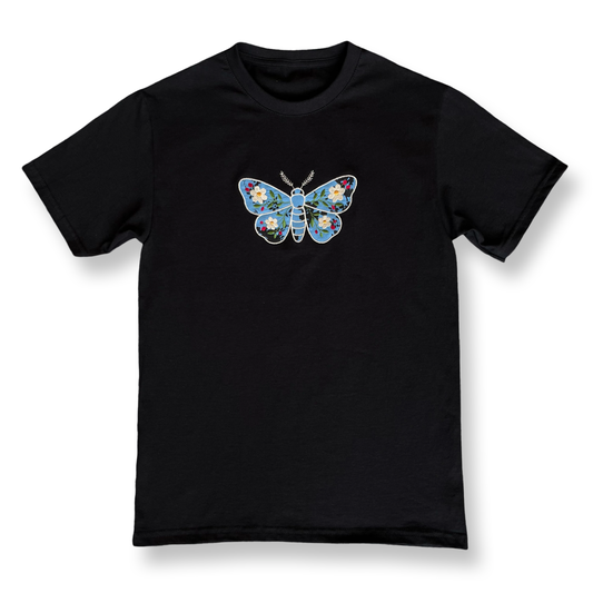 T-shirt negra con bordado de polilla azul con flores – Colección Insectarium de Hilo Negro