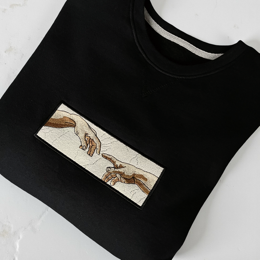 Crewneck negro con bordado de "La Creación" de Miguel Ángel - Hilo Negro