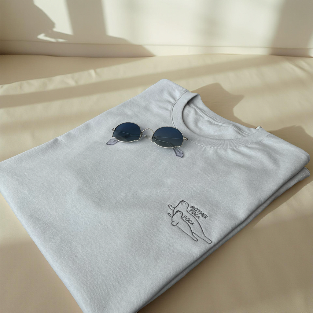 Playera bordada “Mother Foca” | Hilo Negro