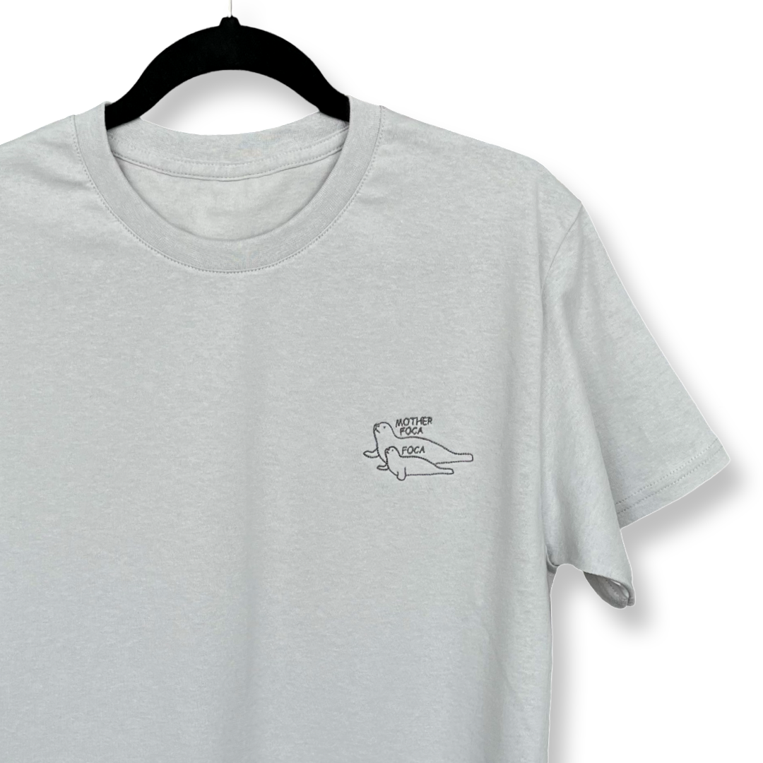 Playera bordada “Mother Foca” | Hilo Negro