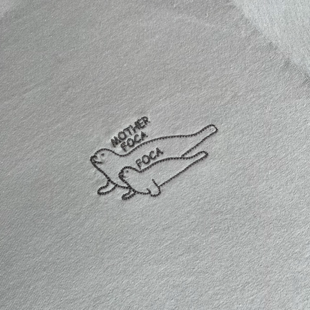 Playera bordada “Mother Foca” | Hilo Negro