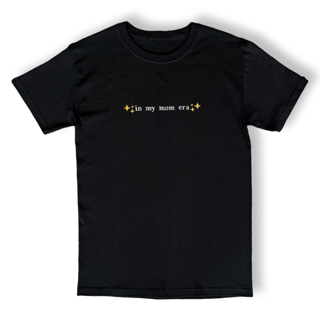 Playera bordada "In My Mom Era" | Hilo Negro
