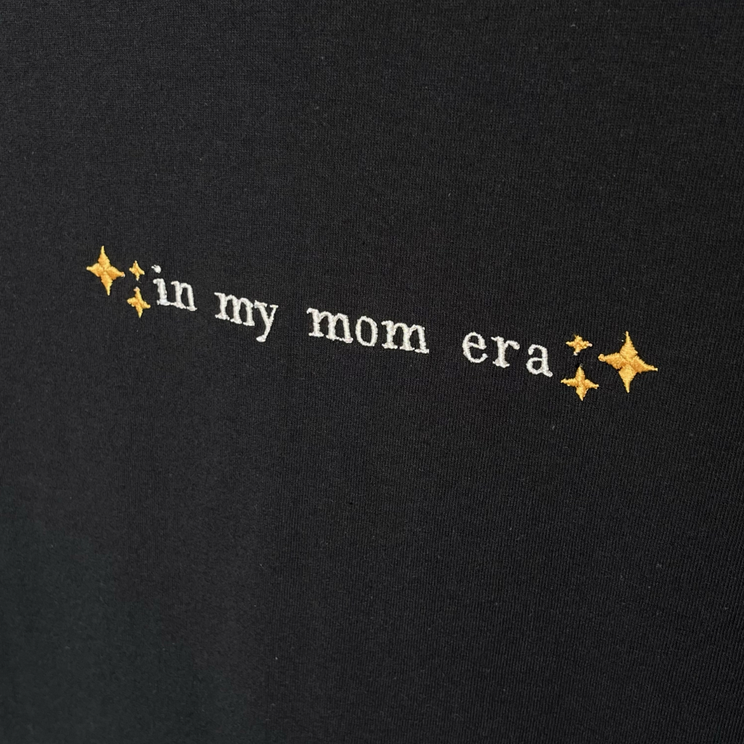 Playera bordada "In My Mom Era" | Hilo Negro