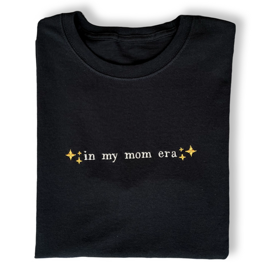 Playera bordada "In My Mom Era" | Hilo Negro
