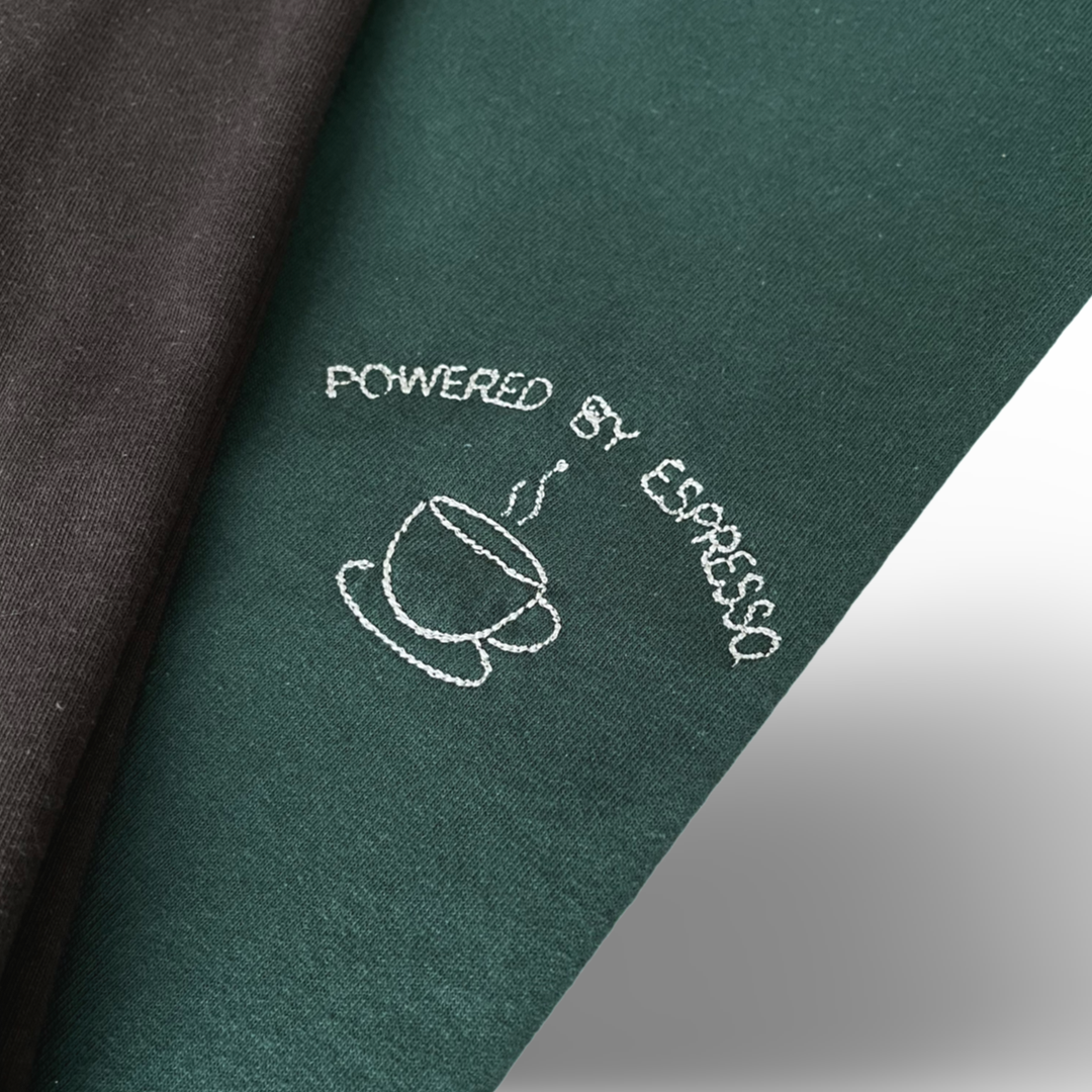 Playera bordada "Powered by Espresso" | Hilo Negro