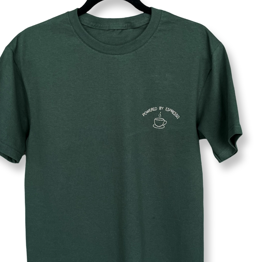 Playera bordada "Powered by Espresso" | Hilo Negro