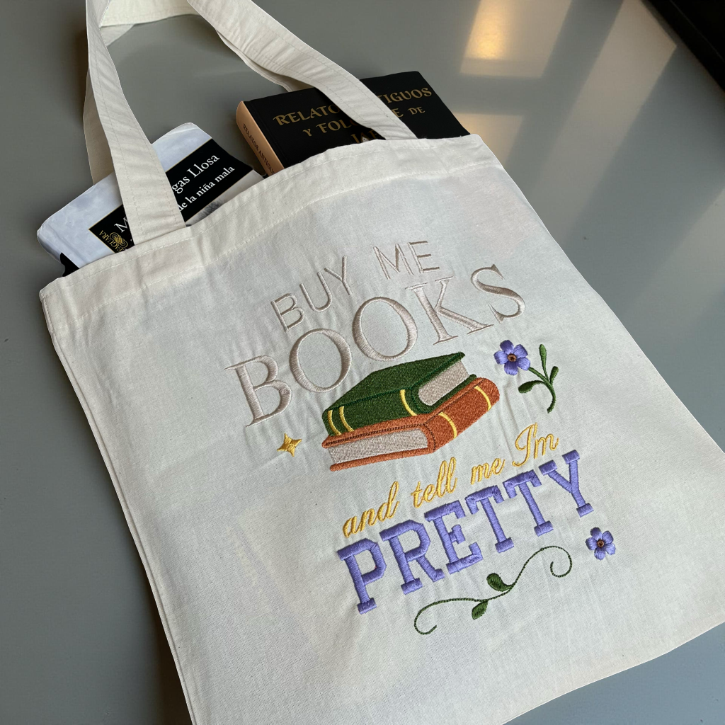 Tote bag bordada “Buy me books and tell me I’m pretty” | Hilo Negro