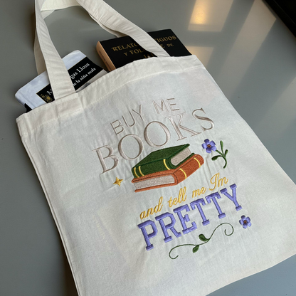 Tote bag bordada “Buy me books and tell me I’m pretty” | Hilo Negro