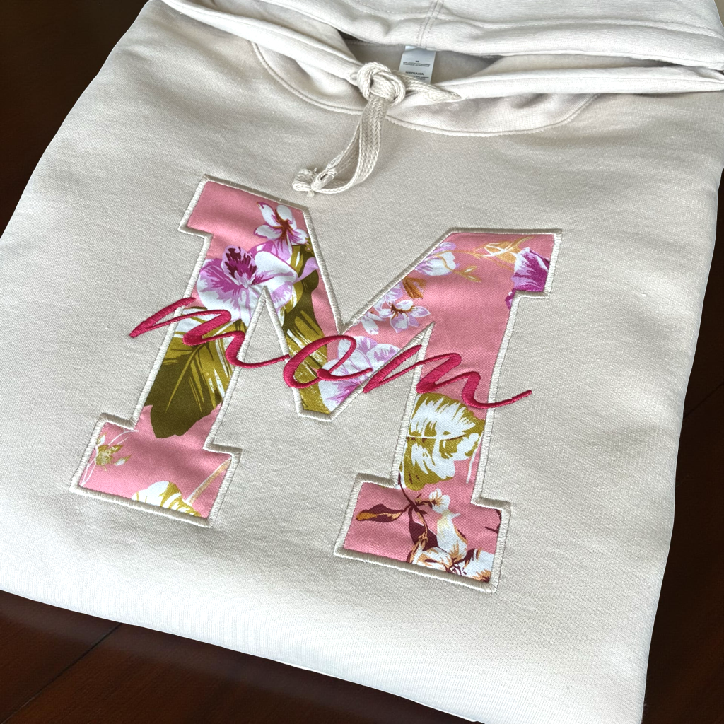 Hoodie bordada Bloom Mom – Arena | Hilo Negro