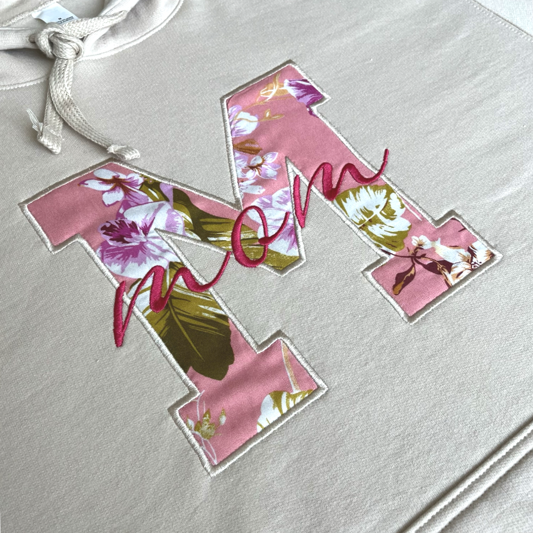 Hoodie bordada Bloom Mom – Arena | Hilo Negro