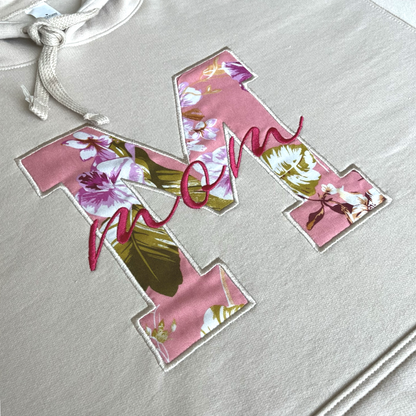 Hoodie bordada Bloom Mom – Arena | Hilo Negro