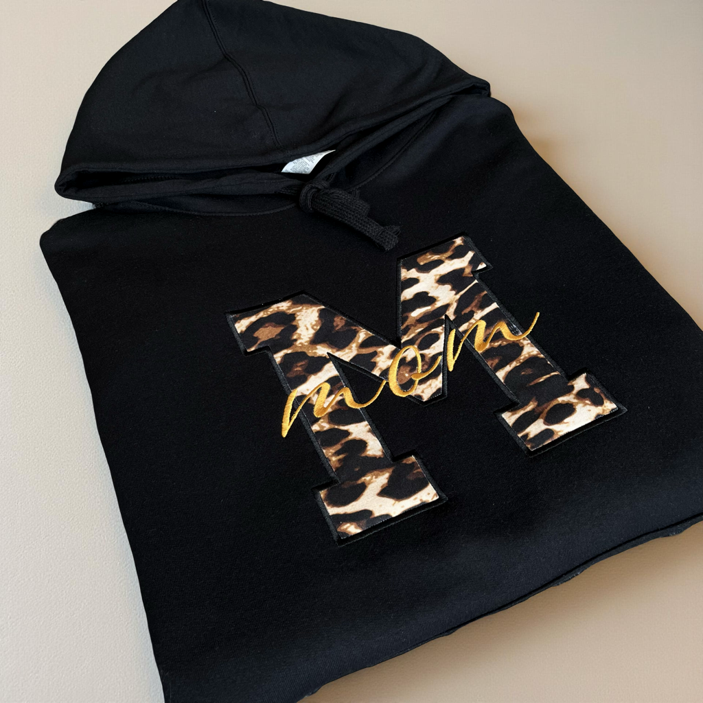 Hoodie bordada Roar Mom – Negra | Hilo Negro