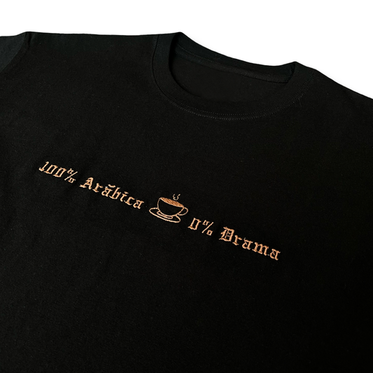 T-shirt negra bordada con frase “100% Arábica 0% Drama” en hilo beige – Hilo Negro